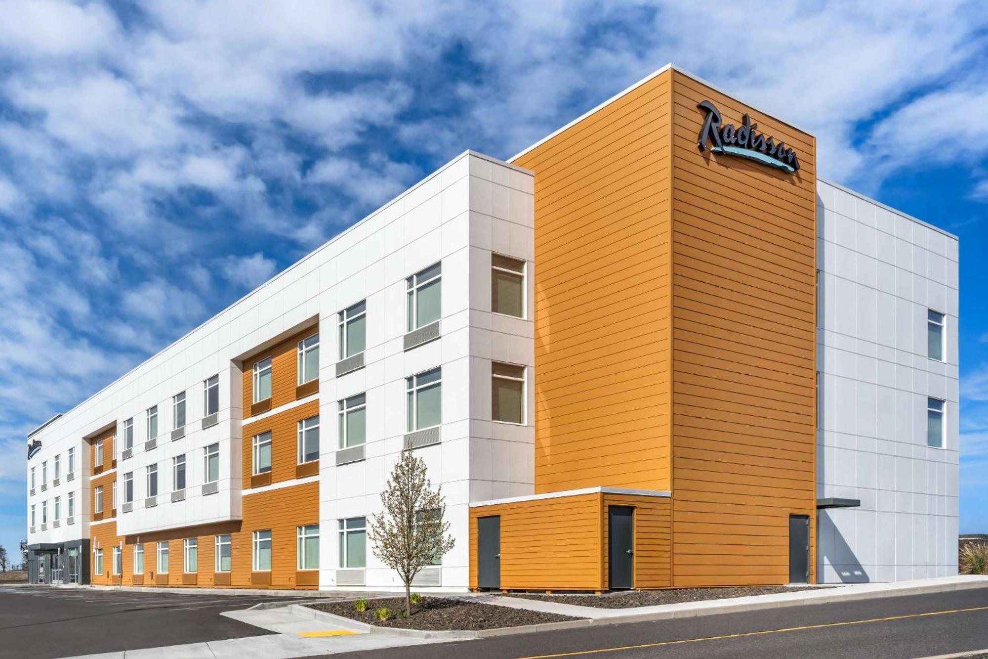 Radisson Hotel Pendleton Airport Экстерьер фото